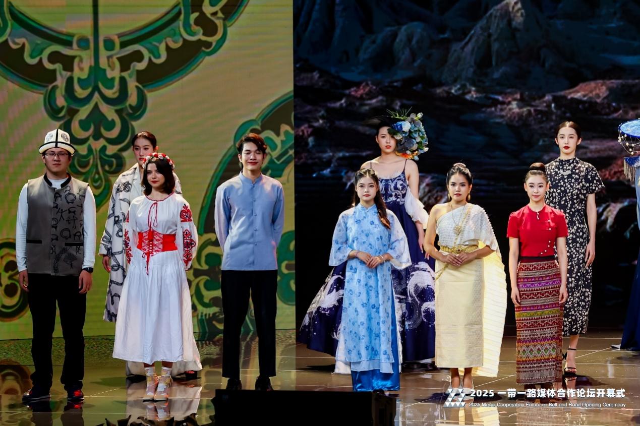 一群人站在一起AI 生成的内容可能不正确。