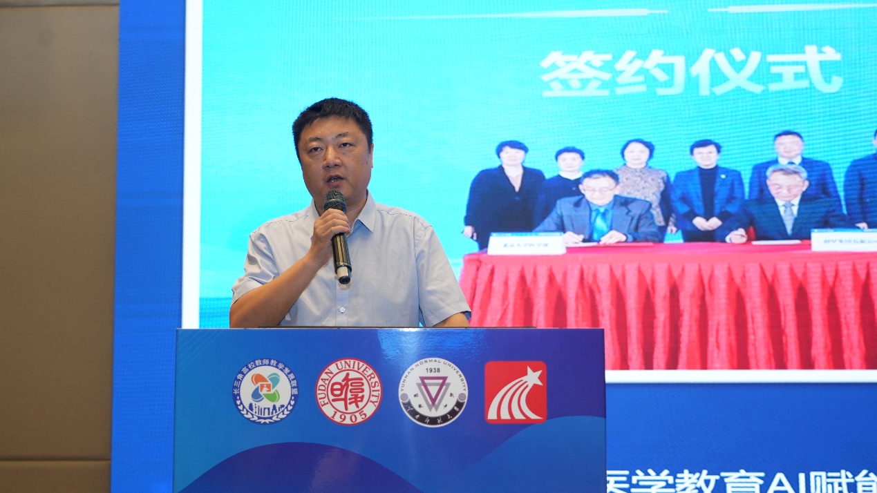 男人看着屏幕AI 生成的内容可能不正确。