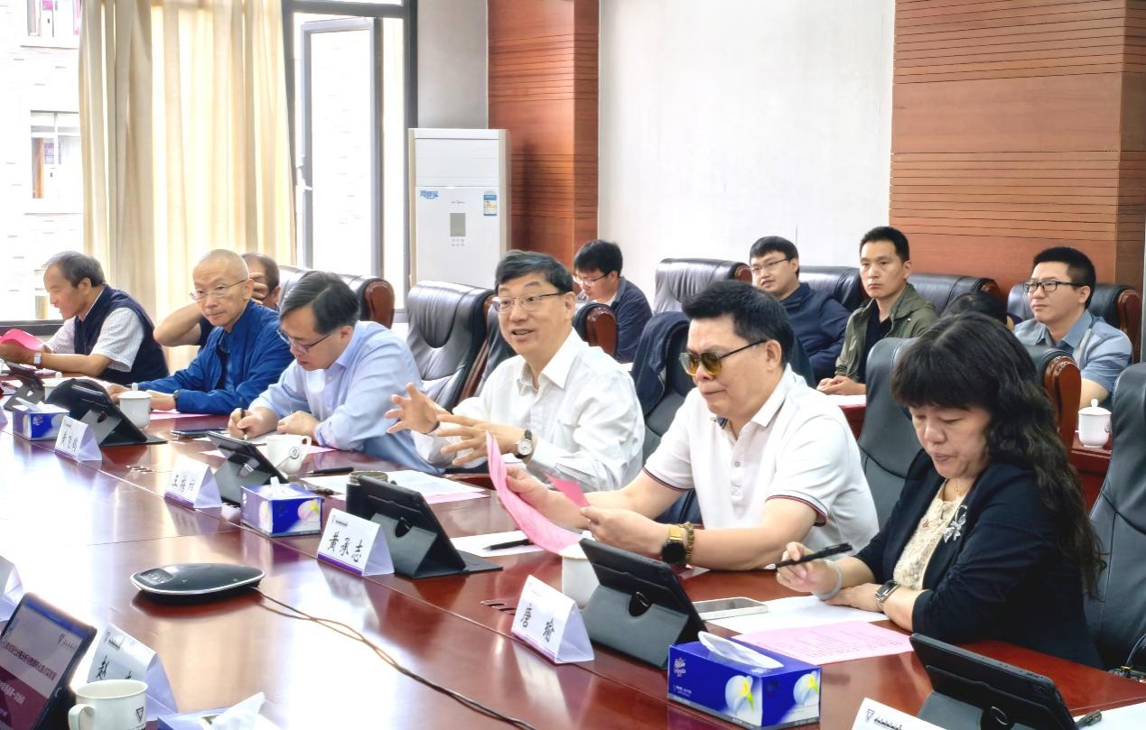 一群人坐在桌子前AI 生成的内容可能不正确。